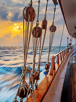 포토 JPG 해외이미지 라이프스타일 디자인 밧줄 바다 여행 밭 요트 교통시설 하늘 휴가 항해 사람없음 목재 물 파란색 일몰 흰색 보트 재산 고급 야간 큼 크루즈 갑판 복고 함선 네비게이션 산토리니 모터 깊이 도르래 미코노스섬 뱃놀이 해외포토 자연요소 나무 줄 컬러 섬 교통 컨셉 농업 배_교통 재료 생활 금융 노을 전통놀이 크기 그리스 시설 파일형식 이미지허브