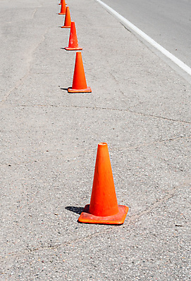 포토 JPG 해외이미지 모양 도로 길 선 캐나다 무늬 패턴 오렌지 거리 경고 안전 사람없음 야외 빨간색 장비 운전 도시 고속도로 보행로 위험 플라스틱 심볼 오브젝트 사인 신호 조심 원뿔 길가 루트 줄서기 해외포토 도형 컬러 컨셉 북아메리카 과일 교통시설 모션 재질 파일형식 이미지허브