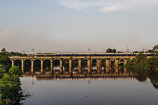 포토 JPG 해외이미지 종교 문화 선 백그라운드 건축양식 하늘 영국 파노라마 사람없음 야외 초록색 물 파란색 강 반사 기차 골동품 표현 역사 재산 인도인 가득함 아치 장면 승객 엔진 통과 내추럴 건너기 구름다리 철강 해외포토 자연요소 외국인 건축 유럽 육상교통 컬러 모션 대중교통 촬영기법 동양인 금융 다리_건축물 파일형식 이미지허브