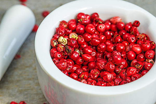 포토 JPG 해외이미지 음식 분홍색 과일 재료 씨앗 사람없음 흰색 원형 맛 향신료 후추 해외포토 도형 식물 컬러 컨셉 향미료 파일형식 이미지허브