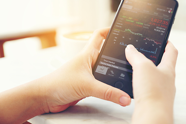 포토 JPG 해외이미지 손 그래프 들기 아웃포커스 신체부위 스마트폰 주식 분석 투자 해외포토 컨셉 비즈니스 모션 촬영기법 사람 금융 핸드폰 스마트기기 파일형식 이미지허브