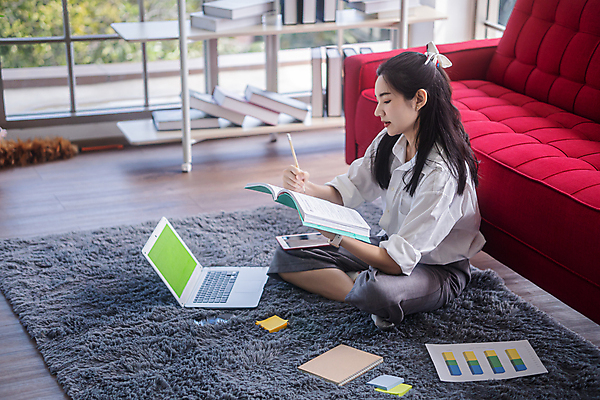 포토 JPG 해외이미지 직업 학생 라이프스타일 디자인 여자 행복 아시아 커피 거실 인터넷 비즈니스 통신 학교 태국 주택 한명 사람 앉기 동양인 노트북 컴퓨터 사무실 알약 업무 비즈니스우먼 책상 온라인 해외포토 1 교육 감정 나라 음료 가구 모션 인종 건물 생활 전자제품 약 작업 직장인 파일형식 이미지허브