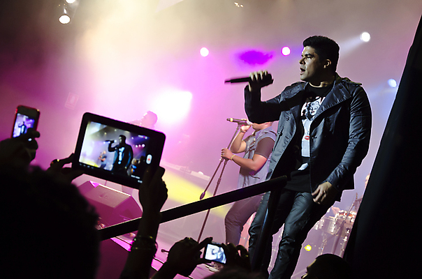 포토 JPG 해외이미지 전신 손 남자 실루엣 음악 분홍색 노래 들기 상반신 성인 두명 옆모습 신체부위 빛 스마트폰 태블릿 축제 콘서트 무대 마이크 스포트라이트 성인남자만 영상촬영 해외포토 뷰포인트 컬러 음향기기 모션 문화예술 촬영기법 사람 전자제품 핸드폰 스마트기기 촬영 공연 남자만 성인만 파일형식 이미지허브