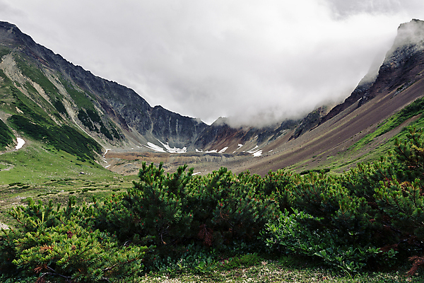 포토 JPG 해외이미지 식물 구름 계절 여행 자연 날씨 산 풍경 사람없음 야외 초록색 여름 환경 하이킹 숲 언덕 그림 생태계 안심 상록수 산봉우리 원뿔 흐림 내추럴 산악지대 절정 지질학 산맥 해외포토 자연요소 도형 교육 컬러 레저 육류 봉우리 파일형식 이미지허브