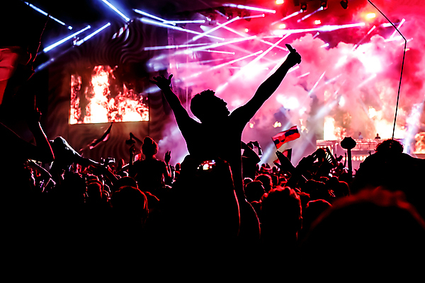 포토 JPG 해외이미지 실루엣 음악 분홍색 여러명 뒷모습 빛 손들기 축제 콘서트 만세 연기 군중 스포트라이트 해외일러스트 뷰포인트 컬러 다수 모션 문화예술 촬영기법 사람 공연 파일형식 이미지허브