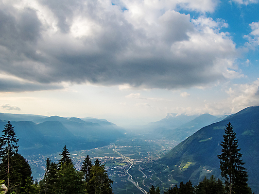 포토 JPG 해외이미지 구름 응시 호수 스포츠 자연 하늘 휴식 산 사람없음 야외 물 여름 파란색 이탈리아 산책 트래킹 하이킹 바위 시골 그룹 편안함 오르기 알프스 폭풍 천국 남쪽 내추럴 뇌우 절정 해외포토 자연요소 시선 계절 유럽 컬러 컨셉 모션 레저 날씨 돌_바위 감각 방향 생태계 파일형식 이미지허브