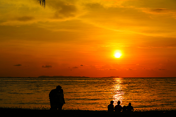 포토 JPG 해외이미지 여자 남자 실루엣 바다 여행 휴식 풍경 여러명 성인 야외 여름 일몰 성인만 해외포토 계절 다수 컨셉 촬영기법 사람 노을 파일형식 이미지허브
