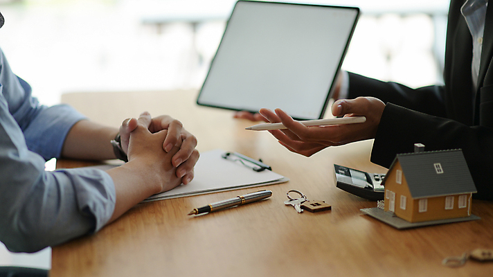 포토 JPG 해외이미지 커플 여자 비즈니스 가족 열쇠 부동산 주택 실내 관리 사람 앉기 사람없음 금융 사무실 판매 세일 저축 재산 플랫 구매 계획 상담원 중개인 고객 계약 문서 투자 결재 주인 보험 변호사 대출 렌탈 부동산중개인 진짜 소유 해외포토 직업 컨셉 관계 모션 내부 건물 경제 쇼핑 사무원 파일형식 이미지허브