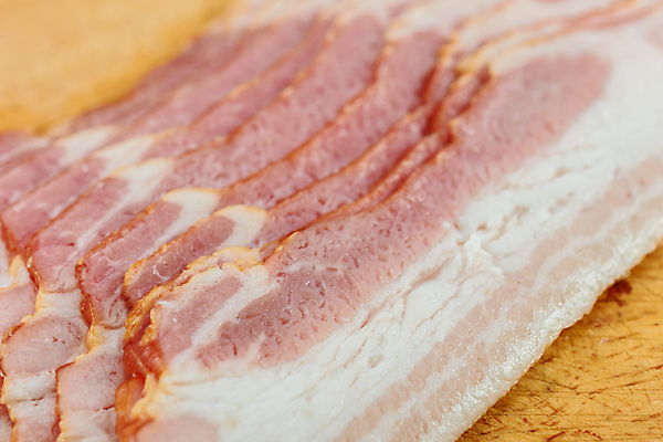 포토 JPG 해외이미지 음식 도마 돼지고기 요리 사람없음 목재 식사 신선 돼지 자르기 묘사 질감 햄 날것 슬라이스 베이컨 훈제 해외포토 나무 재료 포유류 모션 주방용품 육류 파일형식 이미지허브