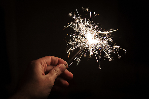 포토 JPG 해외이미지 손 검은배경 기념 폭죽 불꽃놀이 들기 신체부위 빛 반짝임 축하 잡기 연소 스파클라 해외포토 백그라운드 컨셉 모션 놀이 사람 검은색 파일형식 이미지허브