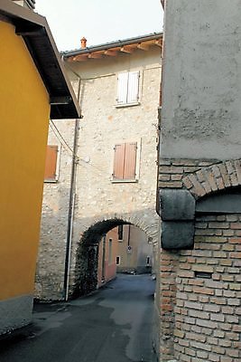 포토 JPG 해외이미지 전통 외관 유럽 도로 여행 오렌지 건축양식 창문 거리 주택 풍경 사람없음 야외 건물 여름 도시풍경 마을 이탈리아 골동품 등불 도시 중세 타운 옛날 스타일 해외포토 건축물 계절 건축 나라 길 과일 교통시설 조명 역사 파일형식 이미지허브