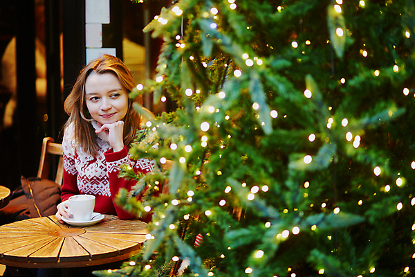 포토 JPG 해외이미지 백인 계절 여자 행복 유럽 커피 음료 크리스마스 겨울 탁자 휴가 전등 새해 따뜻함 한명 사람 성인 야외 목재 장식 컵 빨간색 금발 크리스마스트리 산타클로스 식당 카페 흰색 축하 황금 12월 스웨터 날씬함 니트 해외포토 서양인 나무 1 헤어스타일 식기 기념일 감정 나라 컬러 가구 컨셉 상의 재료 조명 상점 날짜 몸매 파일형식 이미지허브