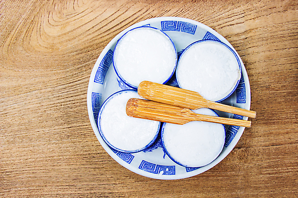 포토 JPG 해외이미지 전통 그릇 접시 아시아 문화 음식 백그라운드 잎 태국 탁자 밥 디저트 손바닥 요리 동양인 사람없음 목재 장식 컵 파란색 케이크 숟가락 우유 흰색 신선 사발 달콤 맛 정상 설탕 굽기 먹기 크림 질감 밀가루 코코넛 짠맛 커스터드 해외포토 나무 식물 식기 손 나라 컬러 가구 컨셉 과일 재료 모션 유제품 수저 인종 사기그릇 가루 구이 파일형식 이미지허브