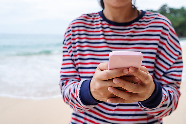 포토 JPG 해외이미지 1 라이프스타일 손 행복 여행 컨셉 인터넷 비즈니스 통신 휴가 휴식 사람 앉기 사람없음 노트북 스마트폰 핸드폰 컴퓨터 독서 알약 디지털 터치 업무 네트워크 연결 무선전화기 집중 멀리 온라인 소셜 해외포토 감정 모션 생활 신체부위 전자제품 스마트기기 약 작업 전화기 파일형식 이미지허브