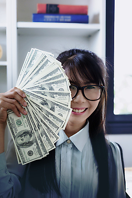 포토 JPG 해외이미지 백인 직업 여자 행복 감정 유럽 여행 컨셉 돈 비즈니스 사업가 교통시설 청소년 성공 한명 미소 사람 금융 쇼핑 뷰티 달러 잡기 업무 비즈니스우먼 흥분 획득 경영 수입 잭팟 해외포토 서양인 1 나라 교통 모션 표정 경제 작업 직장인 재산 시설 파일형식 이미지허브