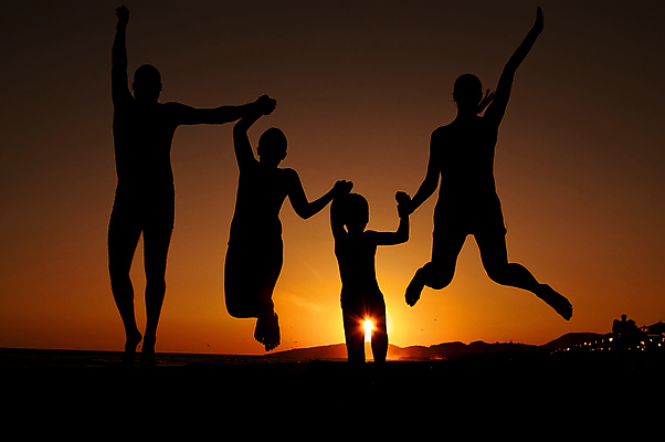 포토 JPG 해외이미지 전신 여자 남자 행복 실루엣 어린이 여행 가족 휴가 함께함 소년 여러명 성인 야외 점프 일몰 저녁 해외포토 감정 다수 컨셉 관계 모션 촬영기법 사람 노을 야간 파일형식 이미지허브