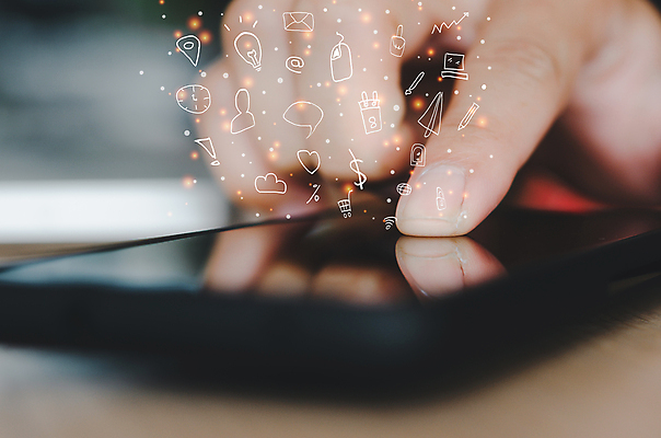 포토 JPG 해외이미지 컨셉 인터넷 비즈니스 통신 모바일 아이디어 사람없음 가로 스마트폰 핸드폰 컴퓨터 컬러풀 글로벌 스크린 웹 정보 잡기 비즈니스맨 네트워크 메시지 선택 어플리케이션 연결 사이버 무선전화기 서비스 다운로드 멀티미디어 혁명 개발 마케팅 소셜 터치스크린 네트워킹 셀룰러 해외포토 남자 컬러 모션 전자제품 스마트기기 직장인 전화기 파일형식 이미지허브