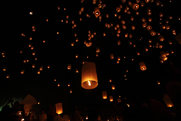 포토 JPG 해외이미지 사람없음 야외 빛 야간 풍등 풍등날리기 풍등놀이 풍등행사 풍등축제 해외포토 자연요소 놀이 조명 이벤트 등축제 파일형식 이미지허브