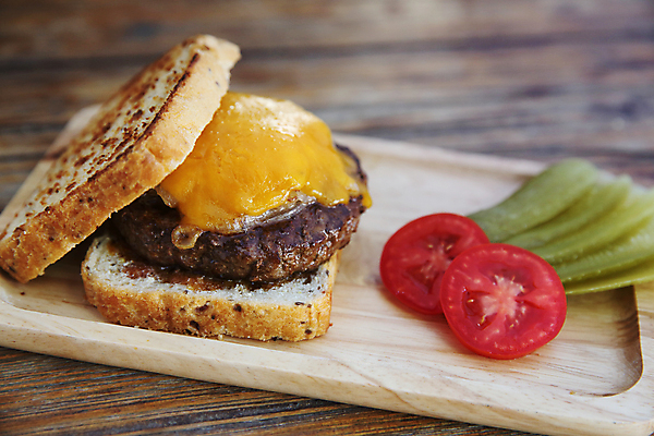 포토 JPG 해외이미지 백그라운드 토마토 사람없음 햄버거 나무쟁반 나무탁자 오이피클 해외포토 채소 탁자 패스트푸드 쟁반 목재 피클 파일형식 이미지허브