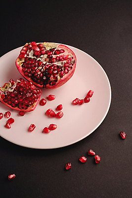 포토 JPG 해외이미지 검은배경 사람없음 어둠 낟알 날것 석류 해외포토 백그라운드 과일 검은색 파일형식 이미지허브