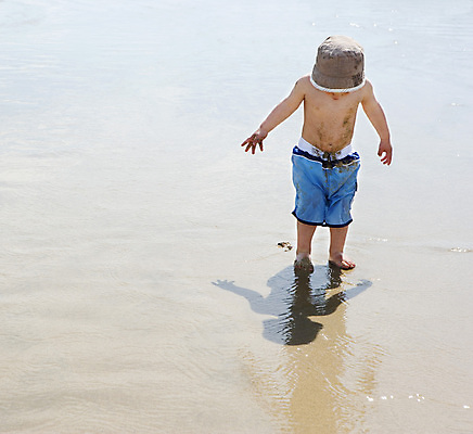 포토 JPG 해외이미지 주간 전신 백인 남자 수영복 어린이 휴식 한명 서기 소년 해변 야외 앞모습 여름휴가 바캉스 시원함 갯벌 소년한명만 해외포토 자연요소 서양인 1 옷 바다 뷰포인트 컨셉 모션 휴가 사람 남자한명만 소년만 파일형식 여름_계절 이미지허브