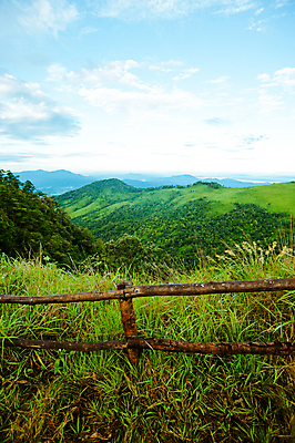 포토 JPG 해외이미지 구름 계절 밭 자연 하늘 산 따뜻함 파노라마 풍경 경사 사람없음 야외 목재 초록색 여름 파란색 울타리 뷰티 바위 언덕 즐거움 장면 무한 평야 수평선 해외포토 자연요소 나무 감정 컬러 농업 재료 촬영기법 담장 돌_바위 생태계 파일형식 이미지허브