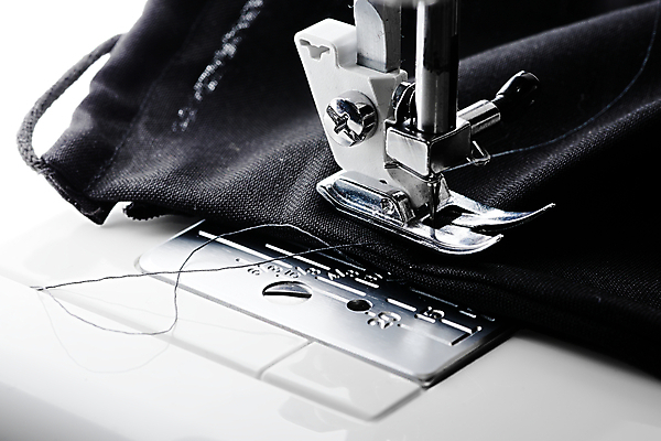 포토 JPG 해외이미지 손 옷 얼굴 잉글랜드 주택 가면 사람없음 검은색 힘 기계 장비 기구 면 실 호흡 제조 보호 바느질 잠금 땀 만들기 규칙 DIY 리프팅 양발 정부 핸드메이드 해외포토 컬러 컨셉 모션 영국 취미 건물 신체부위 보안 파일형식 이미지허브