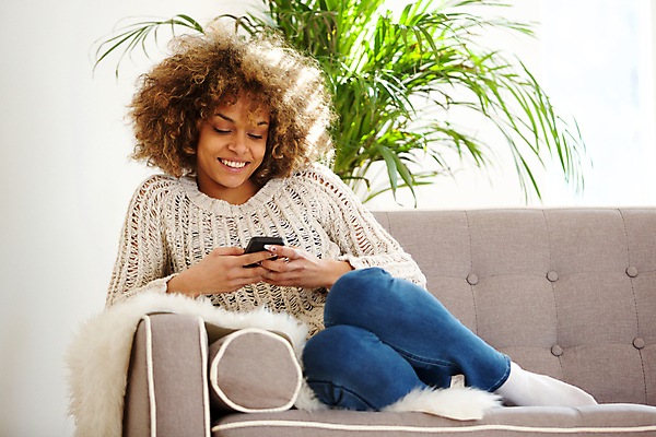 포토 JPG 해외이미지 모델 1 라이프스타일 응시 여자 행복 얼굴 거실 모바일 휴식 주택 한명 사람 앉기 성인 스마트폰 소파 유행 검은색 잡기 메시지 시원함 전화기 스마트 진짜 해외포토 시선 감정 컬러 컨셉 의자 모션 건물 생활 신체부위 핸드폰 스마트기기 파일형식 이미지허브