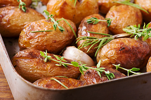 포토 JPG 해외이미지 음식 채소 감자 쟁반 마늘 요리 사람없음 식사 저녁식사 맛 굽기 허브 로즈메리 점심식사 백리향 채식주의자 해외포토 식물 컨셉 구이 채식 파일형식 이미지허브