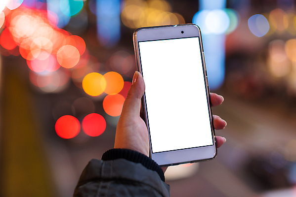 포토 JPG 해외이미지 라이프스타일 손 인터넷 비즈니스 통신 자동차 모바일 사람 사람없음 스마트폰 핸드폰 디지털 스크린 공백 터치 흰색 잡기 도시 네트워크 메시지 어플리케이션 야간 전화기 스마트 보케 블러 해외포토 자연요소 육상교통 컬러 컨셉 모션 생활 신체부위 전자제품 스마트기기 파일형식 이미지허브