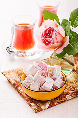 포토 JPG 해외이미지 그릇 실내 사람없음 장미 꽃병 식탁보 달콤 찻잔 흰배경 담기 로쿰 해외포토 식기 꽃 백그라운드 모션 디저트 잔 내부 흰색 맛 터키음식 파일형식 이미지허브