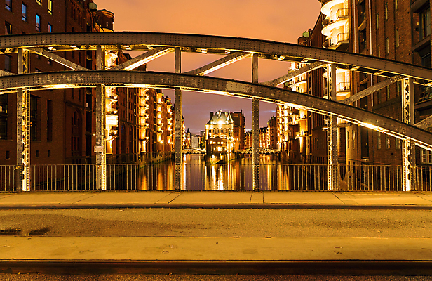 포토 JPG 해외이미지 구름 유럽 도로 바다 건축양식 벽돌 조명 거리 주택 독일 사람없음 건물 물 파란색 강 항구 발코니 도시 역사 야간 저녁 창고 상업 운하 포트 타운 빛망울 옛날 철강 함부르크 해외포토 자연요소 건축물 건축 나라 길 컬러 교통시설 빛 파일형식 이미지허브