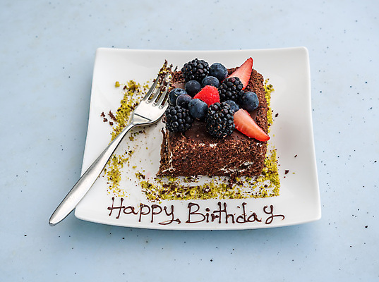 포토 JPG 해외이미지 접시 행복 음식 조각 포크 유적 과일 탁자 딸기 디저트 기념 사람없음 장식 단어 컬러풀 갈색 케이크 초콜릿 얼음 어둠 축하 생일 닫기 달콤 유혹 굽기 먹기 산딸기 코코아 맞춤법 페스츄리 해외포토 자연요소 문자 전통 식기 기념일 감정 음료 빵 컬러 가구 컨셉 모션 한글 맛 구이 파일형식 이미지허브