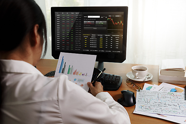 포토 JPG 해외이미지 직업 종이 컨셉 인터넷 회사 비즈니스 통계 그래프 설계 주택 앉기 금융 경제 노트북 컴퓨터 사무실 디지털 스크린 모니터 자료 웹 장비 거래 정보 업무 작업 비즈니스우먼 네트워크 시장 주식 책상 분석 무역 보고서 신분 온라인 프리랜서 해외포토 여자 산업 가구 모션 건물 전자제품 직장인 파일형식 이미지허브 이미지허브