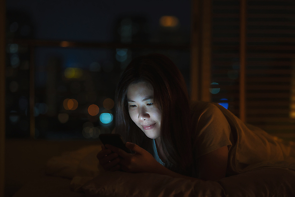 포토 JPG 해외이미지 라이프스타일 여자 행복 인터넷 베개 휴식 아파트 주택 실내 피곤 한명 미소 사람 동양인 스마트폰 침실 관찰 잠 서핑 메시지 야간 연결 담요 긴장 히스패닉 동영상 불면증 심각 우울증 취침시간 혼자 네트워킹 해외포토 자연요소 1 감정 컨셉 침구 모션 표정 인종 내부 건물 생활 핸드폰 스마트기기 수상스포츠 네트워크 질병 파일형식 이미지허브