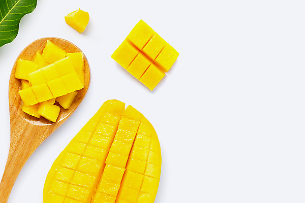 포토 JPG 해외이미지 실내 사람없음 열대과일 흰배경 슬라이스 망고 나무숟가락 과일조각 카피스페이스 해외포토 조각 백그라운드 과일 내부 숟가락 공백 흰색 파일형식 이미지허브