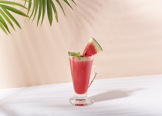 포토 JPG 해외이미지 잔 수박 실내 그림자 사람없음 수박조각 수박주스 열대잎 베이지색배경 해외포토 식기 조각 백그라운드 잎 과일 내부 과일주스 베이지색 파일형식 이미지허브