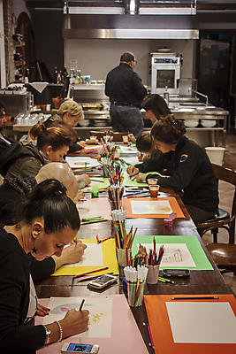 포토 JPG 해외이미지 여자 남자 함께함 실내 들기 앉기 여러명 상반신 성인 그리기 집중 성인만 해외포토 다수 컨셉 모션 사람 내부 파일형식 이미지허브