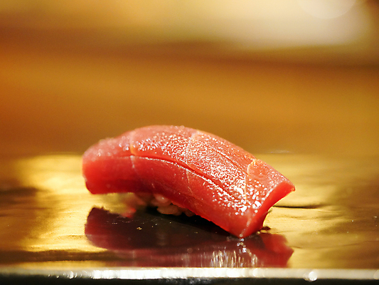 포토 JPG 해외이미지 전통 접시 아시아 음식 조각 재료 탁자 밥 건강 육류 어류 요리 사람없음 목재 빨간색 갈색 식당 일본 검은색 식사 저녁식사 초밥 회 흰색 신선 맛 강의 고추냉이 참치 먹기 해산물 날것 슬라이스 점심식사 카피스페이스 해외포토 나무 식기 나라 컬러 가구 컨셉 식재료 모션 상점 수중동물 공백 양념 일본음식 파일형식 이미지허브