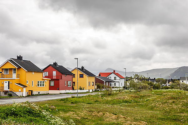 포토 JPG 해외이미지 구름 도로 섬 여행 낚시 산 거리 주택 노르웨이 협상 사람없음 야외 목재 빨간색 여름 컬러풀 노란색 마을 시골 도시 북극 시골집 지역 북쪽 타운 스칸디나비아 해외포토 자연요소 나무 계절 유럽 길 컬러 비즈니스 재료 교통시설 레저 건물 극지방 방향 파일형식 이미지허브