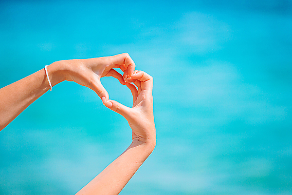 포토 JPG 해외이미지 손 행복 하늘색 사랑 야외 신체부위 기쁨 하트 손하트 해외포토 모양 감정 사람 손짓 파란색 파일형식 이미지허브