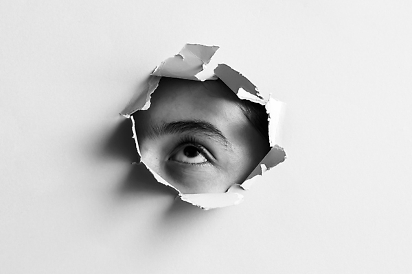 포토 JPG 해외이미지 응시 종이 얼굴 어린이 벽 컨셉 비즈니스 추상 주택 아이디어 한명 사람 뷰티 머리 올려보기 흰색 구멍 엿보기 부드러움 감시 찢어짐 고립 단절 스파이 카피스페이스 해외포토 1 시선 컬러 무늬 모션 건물 신체부위 공백 감각 파일형식 이미지허브