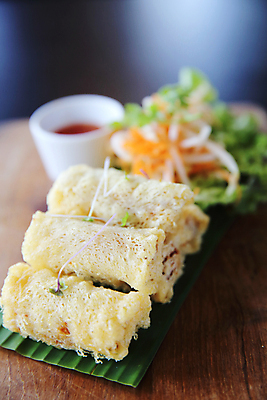 포토 JPG 해외이미지 검은배경 실내 사람없음 샐러드 튀김 롤 종지 나무도마 말이 해외포토 그릇 음식 백그라운드 도마 내부 목재 검은색 파일형식 이미지허브