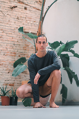 포토 JPG 해외이미지 백인 모델 유럽 벽 반바지 맨발 벽돌 짧은머리 건강 한명 앉기 20대 야외 유행 흰색 발사 심각 이국적 저지 해외포토 서양인 1 헤어스타일 나라 컬러 컨셉 바지 모션 발 사람 청년 파일형식 이미지허브