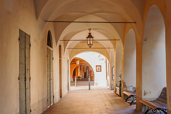 포토 JPG 해외이미지 벽 십자가 건축양식 바닥 통 사람없음 이탈리아 수확 골동품 덮개 흰색 등불 램프 역사 철 교차로 아치 산기슭 옛날 시리즈 해외포토 건축 유럽 길 컬러 농업 조명 산 뚜껑 파일형식 이미지허브