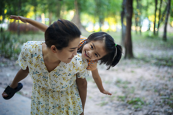 포토 JPG 해외이미지 백인 라이프스타일 공원 여자 딸 행복 아들 어린이 가족 자연 엄마 주택 함께함 사랑 사람 소년 성인 야외 두명 가로 기쁨 흰색 아기 아빠 해외포토 서양인 공공시설 남자 감정 컬러 컨셉 관계 건물 생활 생태계 파일형식 이미지허브