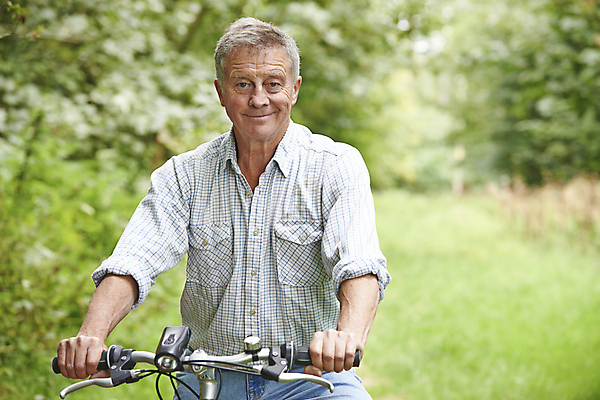 포토 JPG 해외이미지 백인 응시 남자 건강 한명 사람 야외 가로 자전거 시골 60대 승차 은퇴 순환 사이클링 카피스페이스 해외포토 서양인 1 시선 노년 모션 바이크 공백 육상스포츠 파일형식 이미지허브