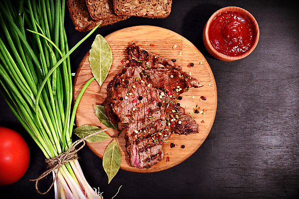 포토 JPG 해외이미지 토마토 실내 스테이크 사람없음 하이앵글 소고기 다발 묶기 향신료 후추 파 토마토소스 노끈 호밀빵 나무도마 나무받침 나무탁자 소스그릇 월계수 해외포토 그릇 줄 빵 뷰포인트 채소 모션 탁자 도마 서양음식 육류 내부 목재 소스_음식 받침대 향미료 파일형식 이미지허브