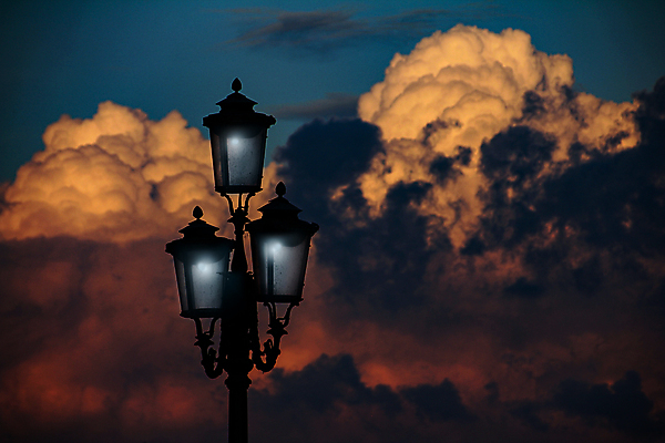 포토 JPG 해외이미지 구름 가로등 하늘 풍경 사람없음 야외 일몰 야간 해외포토 자연요소 공공시설 노을 파일형식 이미지허브