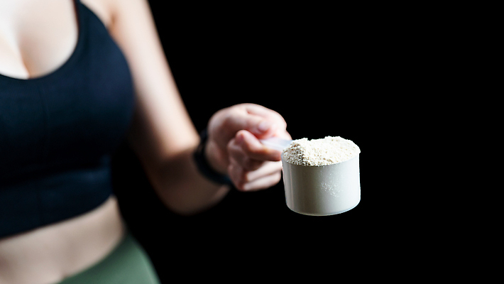 포토 JPG 해외이미지 여자 검은배경 실내 한명 들기 상반신 성인 옆모습 가루 단백질 스쿱 성인여자한명만 단백질쉐이크 프로틴파우더 해외포토 1 뷰포인트 백그라운드 모션 사람 내부 검은색 쉐이크 영양소 여자한명만 성인여자만 파일형식 이미지허브